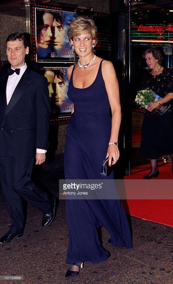 Диана прибыла на премьеру фильма Дом призраков, октябрь 1995-го, Лондон. Фото https://i.pinimg.com.