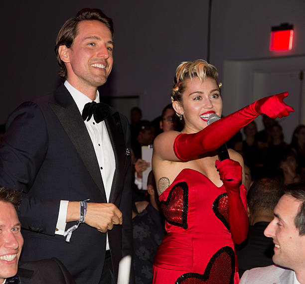 alexander-gilkes-and-miley-cyrus-attend-the-2015-amfar-inspiration-picture-id477376882