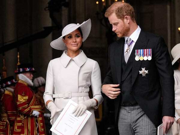 Герцоги Кембриджские и принц Чарльз поздравили Меган Маркл с днем рождения: выбранные для этого фото можно считать довольно символичными