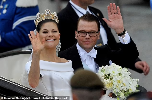  Муж наследной принцессы Швеции Виктории в телевизионном интервью опроверг слухи о неверности и о том, что их брак был н грани разрыва.-3