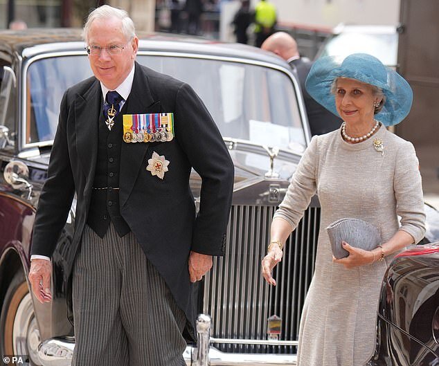 Герцог и герцогиня Глостерские прибывают на службу в собор Святого Павла