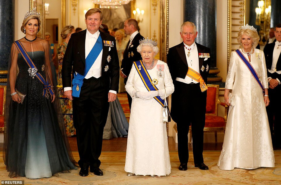 Тиары и вечерние наряды. Первый торжественный прием в Букингемском дворце: король Чарльз и королева-консорт Камилла примут президента ЮАР