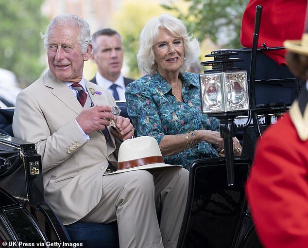 Принц Чарльз и герцогиня Корнуольская посетили цветочную выставку в Норфолке. Публика очень тепло приветствовала Камиллу