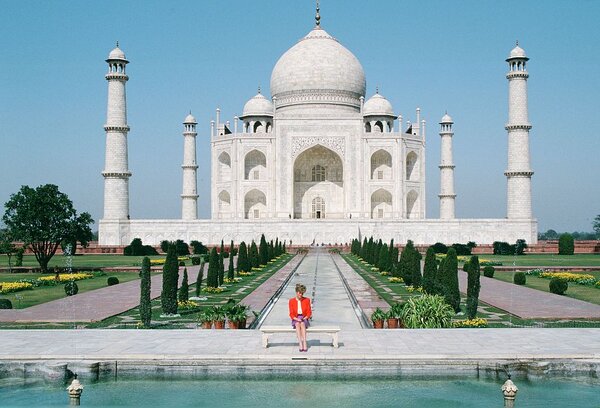 https://www.cheatsheet.com/wp-content/uploads/2020/03/Diana-at-Taj-Mahal.jpg