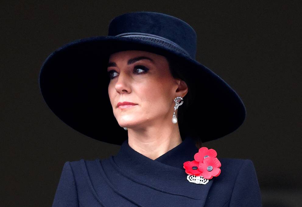 Кейт носит серьги с бриллиантами и жемчугом, подаренные ей покойной королевой в День памяти. Фото / Getty Images