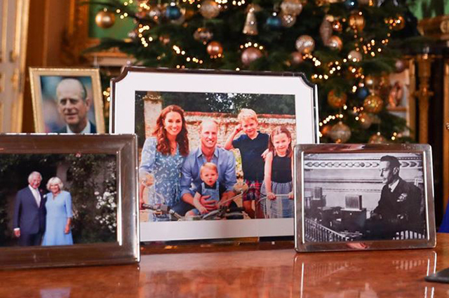 Снимки на столе королевы: её отец, её супруг, её старший сын и её старший внук с супругами. Ранее здесь стояла и свадебная фотография Меган и Гарри. Фото из сети Интернет