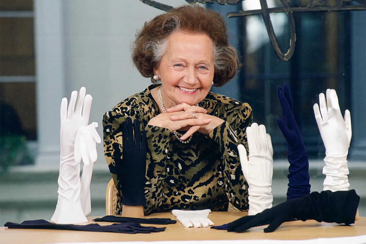  Яркий костюм, шляпка в тон и рука в перчатке – такой мы помним королеву Елизавету II.-3