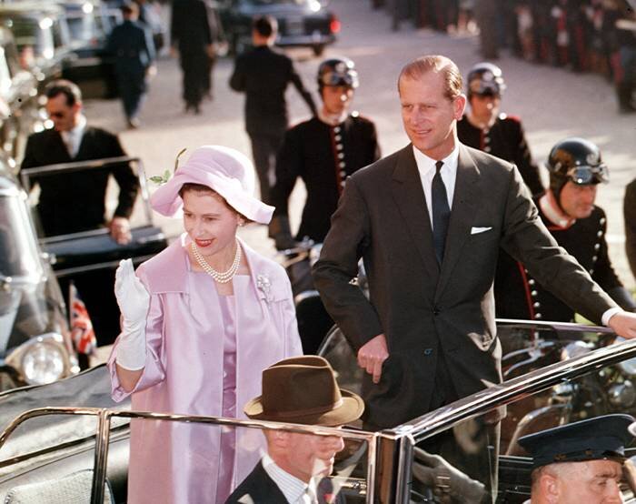  Яркий костюм, шляпка в тон и рука в перчатке – такой мы помним королеву Елизавету II.-9