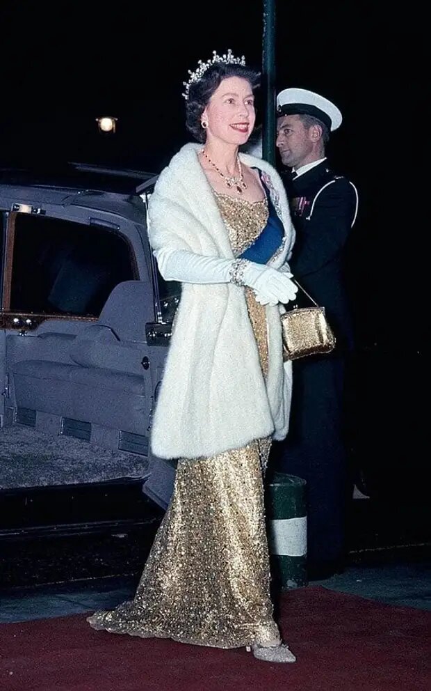  Яркий костюм, шляпка в тон и рука в перчатке – такой мы помним королеву Елизавету II.-10