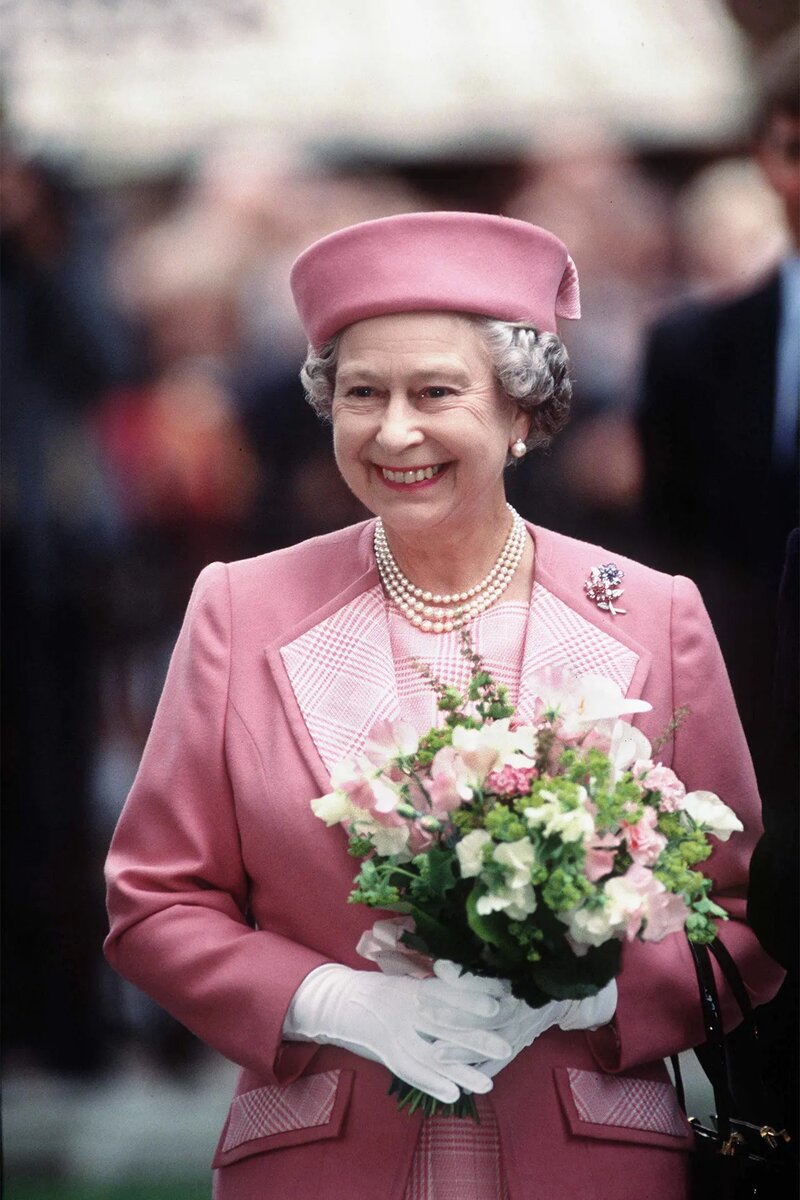  Яркий костюм, шляпка в тон и рука в перчатке – такой мы помним королеву Елизавету II.-18