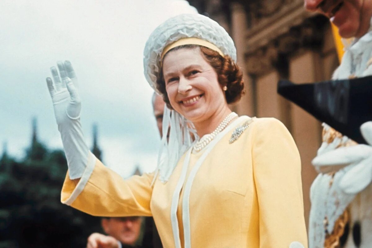  Яркий костюм, шляпка в тон и рука в перчатке – такой мы помним королеву Елизавету II.-13