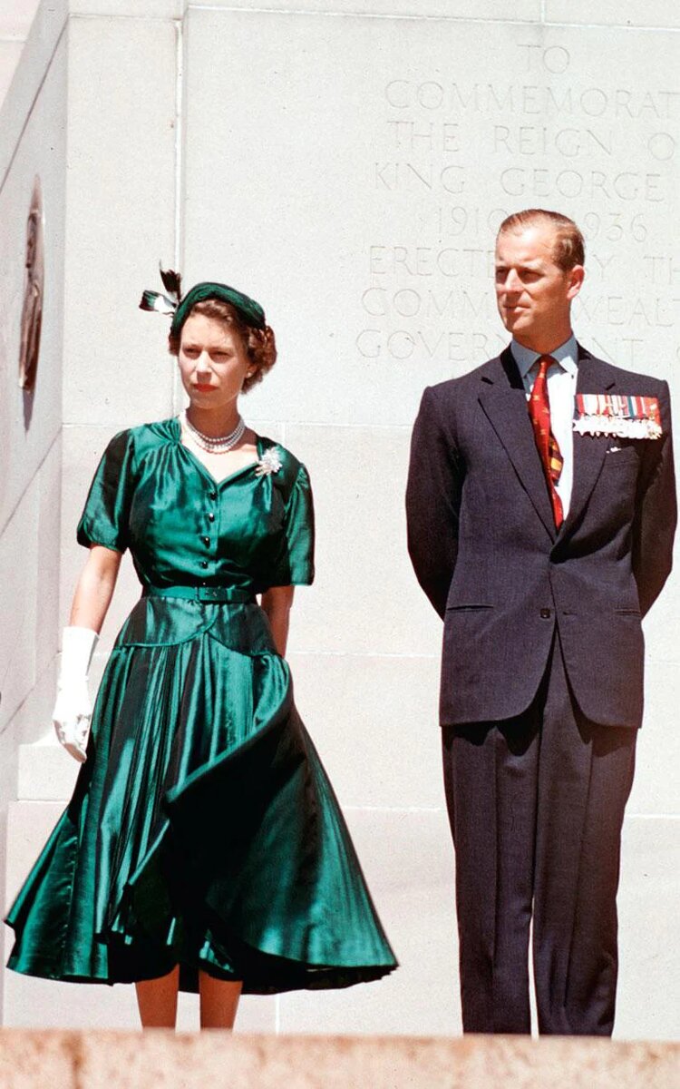  Яркий костюм, шляпка в тон и рука в перчатке – такой мы помним королеву Елизавету II.-14