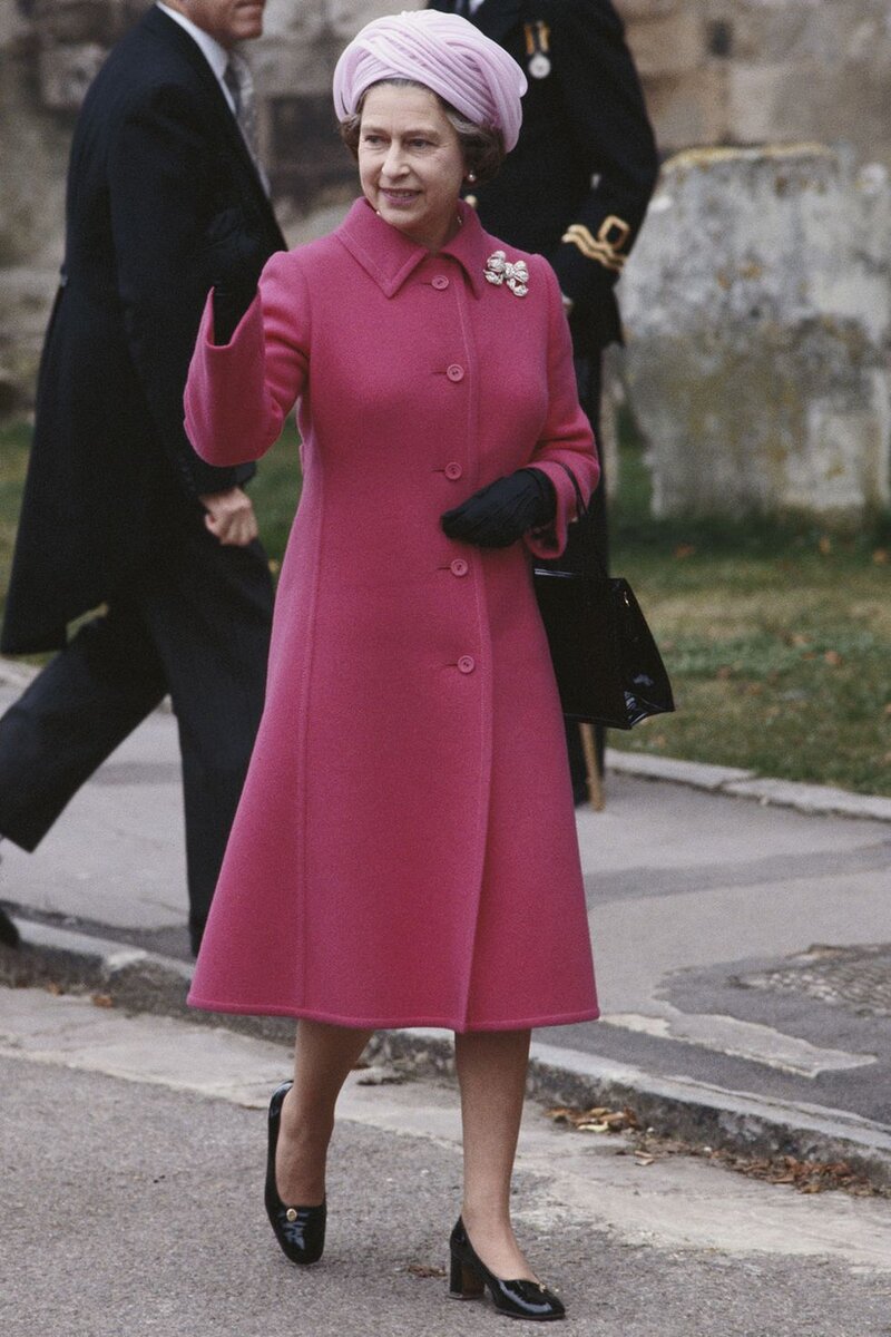  Яркий костюм, шляпка в тон и рука в перчатке – такой мы помним королеву Елизавету II.-22