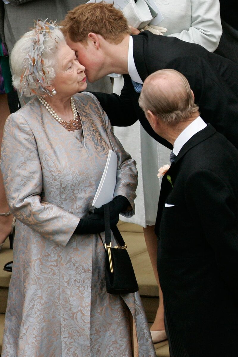 Яркий костюм, шляпка в тон и рука в перчатке – такой мы помним королеву Елизавету II.-23