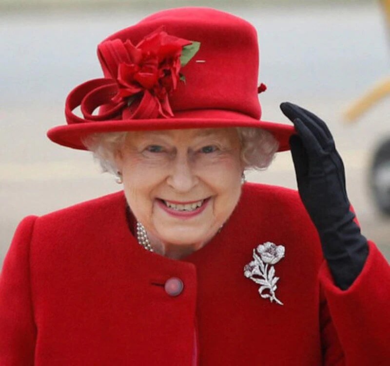  Яркий костюм, шляпка в тон и рука в перчатке – такой мы помним королеву Елизавету II.-24