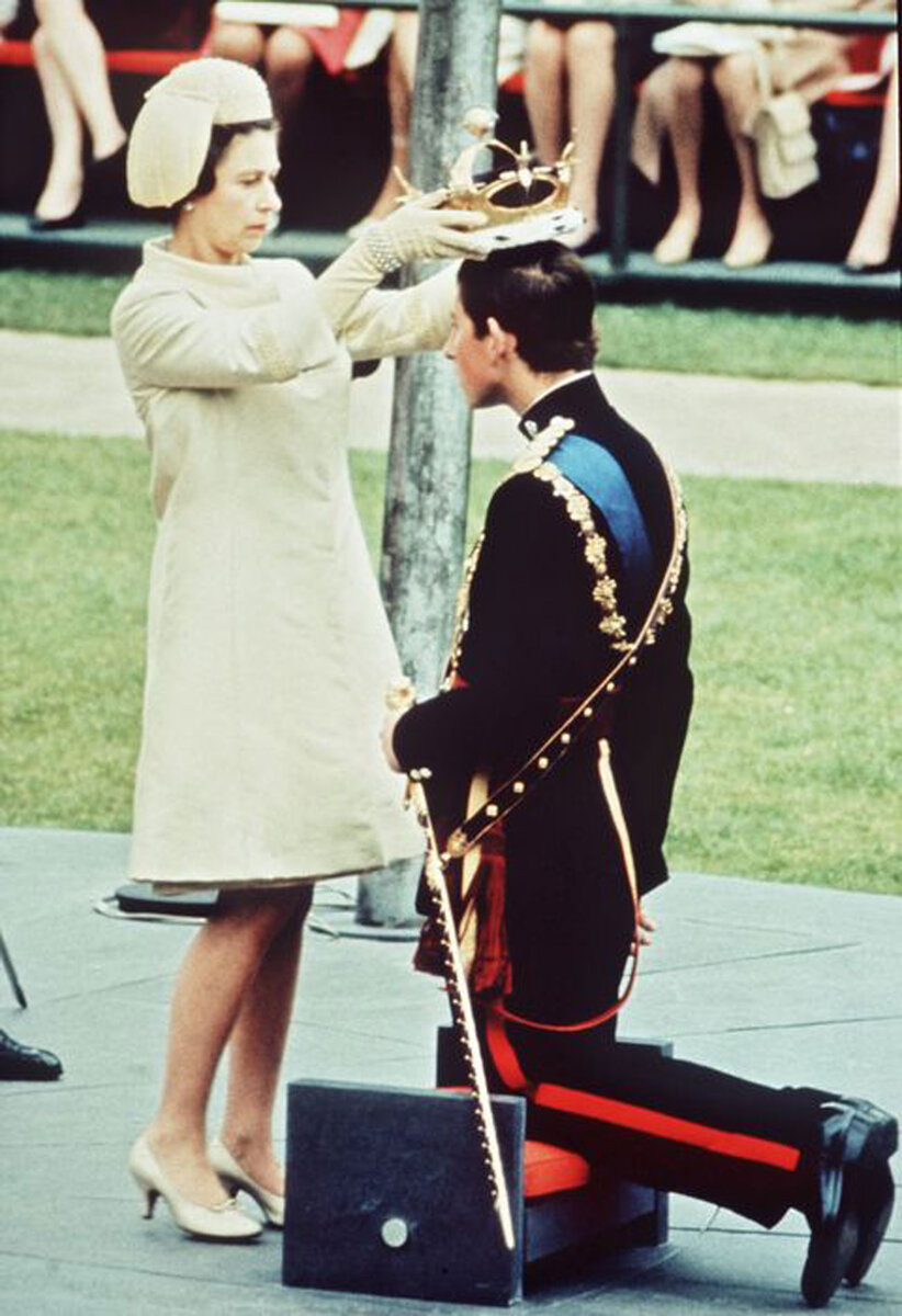  Яркий костюм, шляпка в тон и рука в перчатке – такой мы помним королеву Елизавету II.-30