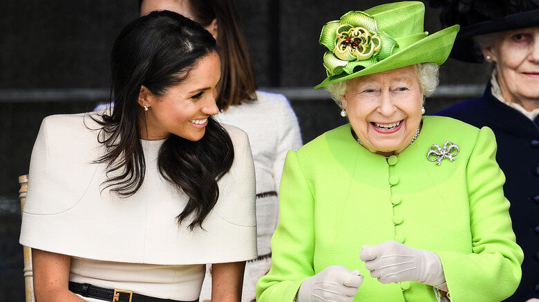  Яркий костюм, шляпка в тон и рука в перчатке – такой мы помним королеву Елизавету II.-29