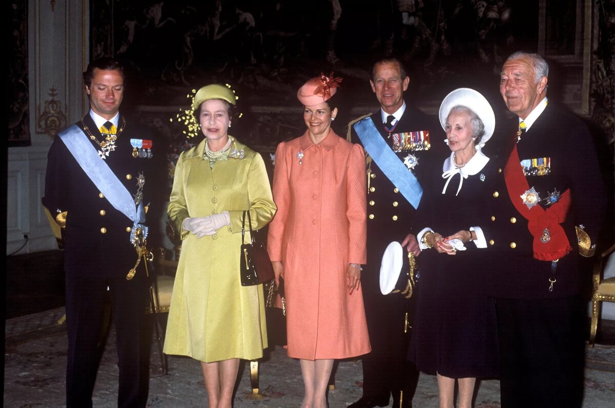  Яркий костюм, шляпка в тон и рука в перчатке – такой мы помним королеву Елизавету II.-28