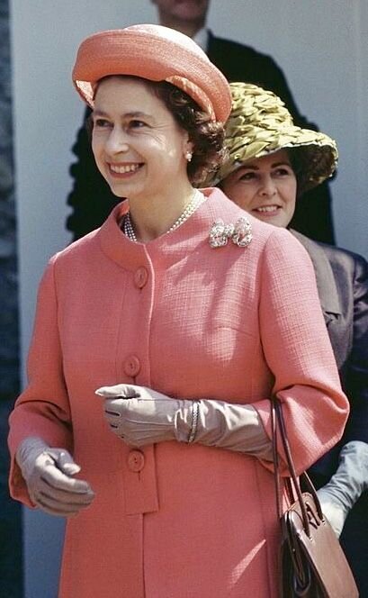  Яркий костюм, шляпка в тон и рука в перчатке – такой мы помним королеву Елизавету II.-34