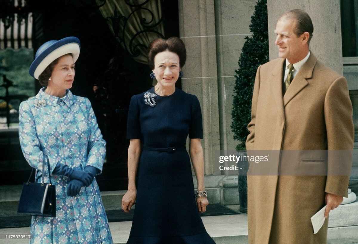  Яркий костюм, шляпка в тон и рука в перчатке – такой мы помним королеву Елизавету II.-35