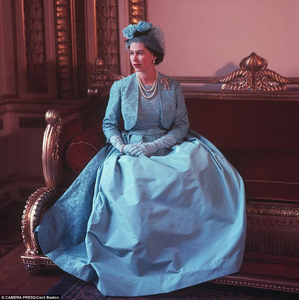  Яркий костюм, шляпка в тон и рука в перчатке – такой мы помним королеву Елизавету II.-37