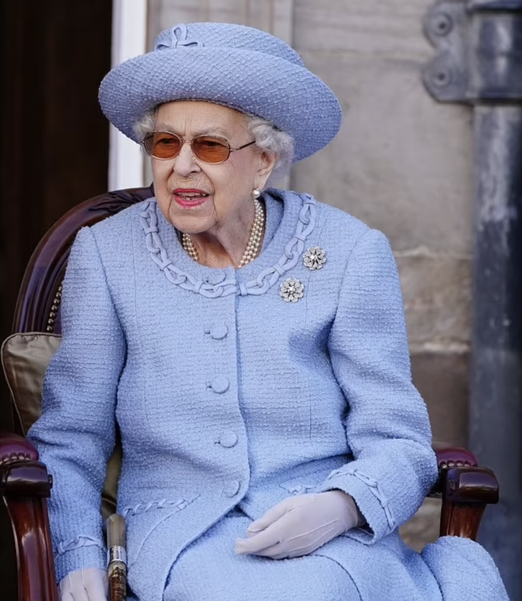  Яркий костюм, шляпка в тон и рука в перчатке – такой мы помним королеву Елизавету II.-38