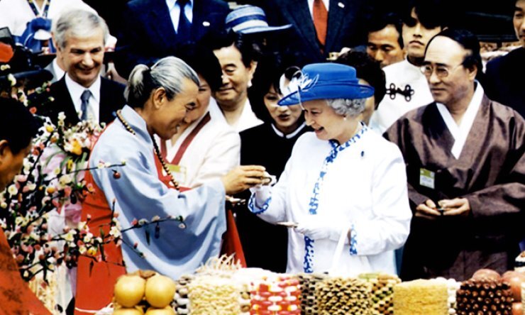  Яркий костюм, шляпка в тон и рука в перчатке – такой мы помним королеву Елизавету II.-40