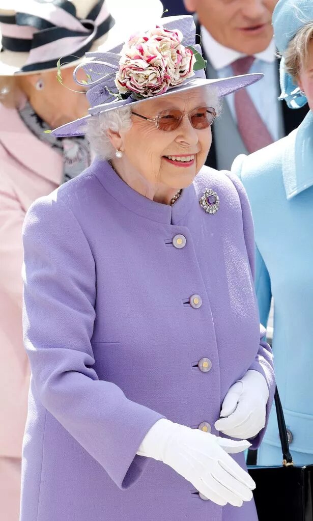  Яркий костюм, шляпка в тон и рука в перчатке – такой мы помним королеву Елизавету II.-42