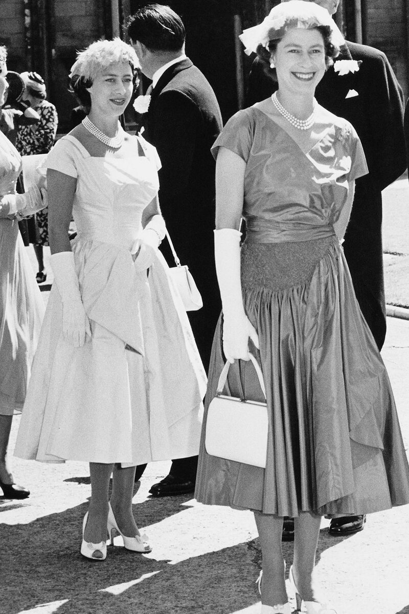  Яркий костюм, шляпка в тон и рука в перчатке – такой мы помним королеву Елизавету II.-45