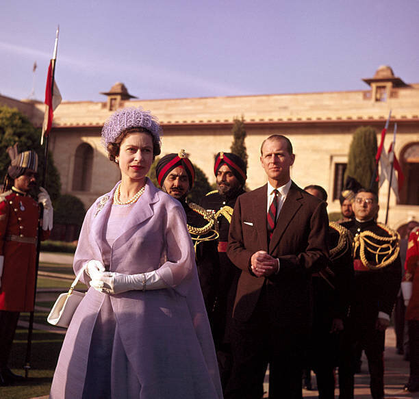  Яркий костюм, шляпка в тон и рука в перчатке – такой мы помним королеву Елизавету II.-46