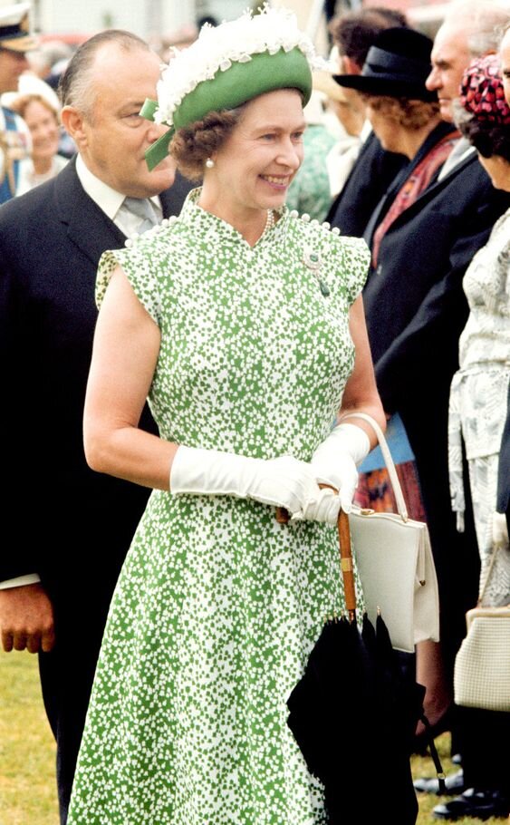  Яркий костюм, шляпка в тон и рука в перчатке – такой мы помним королеву Елизавету II.-48