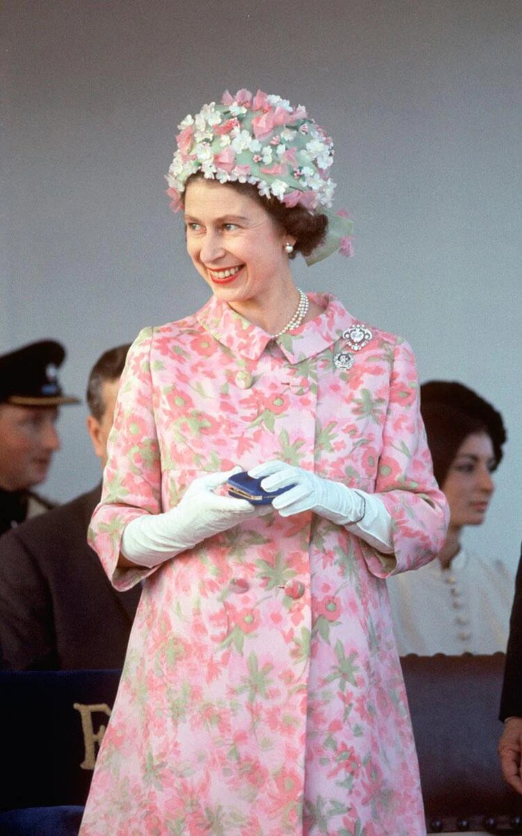  Яркий костюм, шляпка в тон и рука в перчатке – такой мы помним королеву Елизавету II.-50