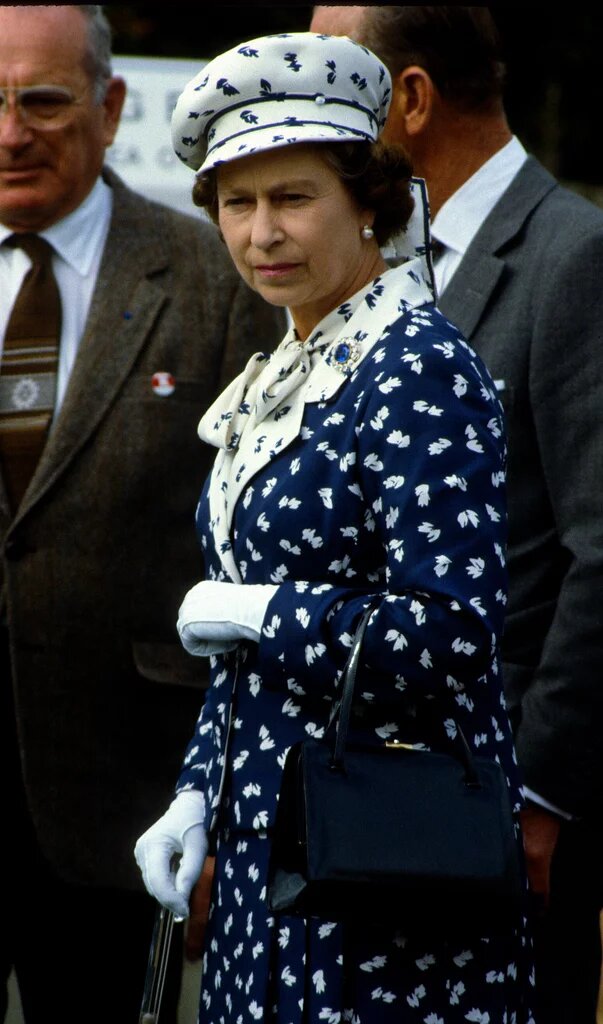  Яркий костюм, шляпка в тон и рука в перчатке – такой мы помним королеву Елизавету II.-51