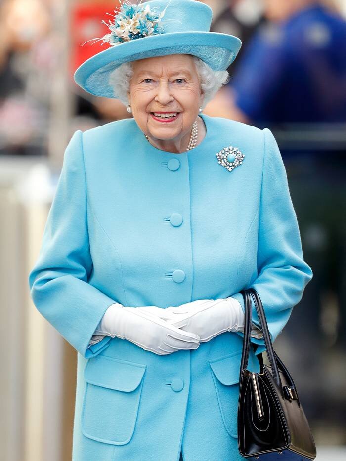  Яркий костюм, шляпка в тон и рука в перчатке – такой мы помним королеву Елизавету II.-52