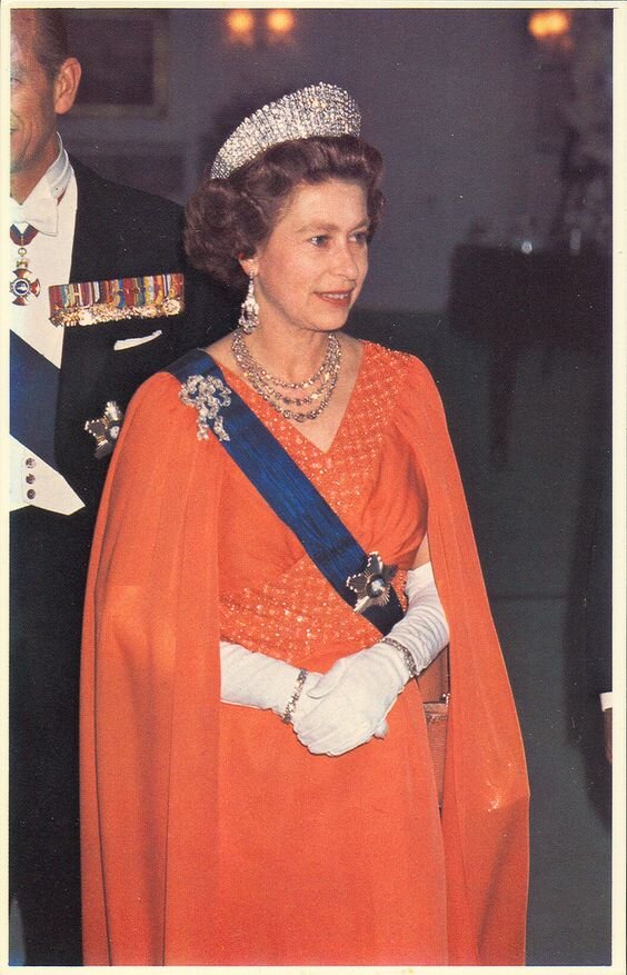  Яркий костюм, шляпка в тон и рука в перчатке – такой мы помним королеву Елизавету II.-53