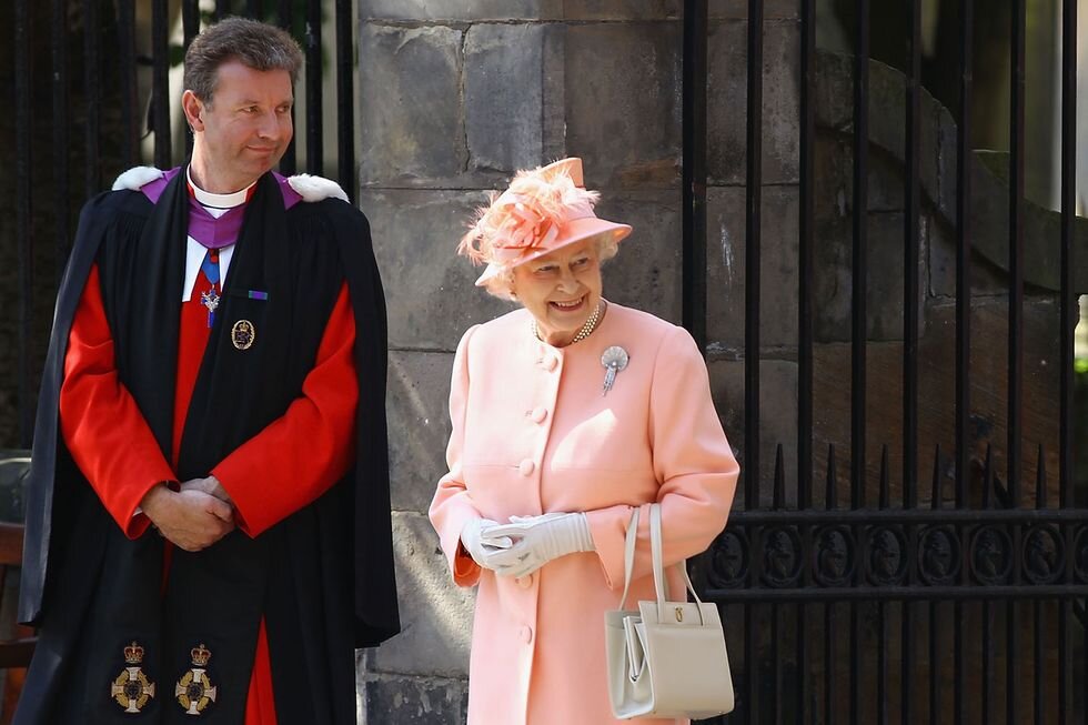  Яркий костюм, шляпка в тон и рука в перчатке – такой мы помним королеву Елизавету II.-54