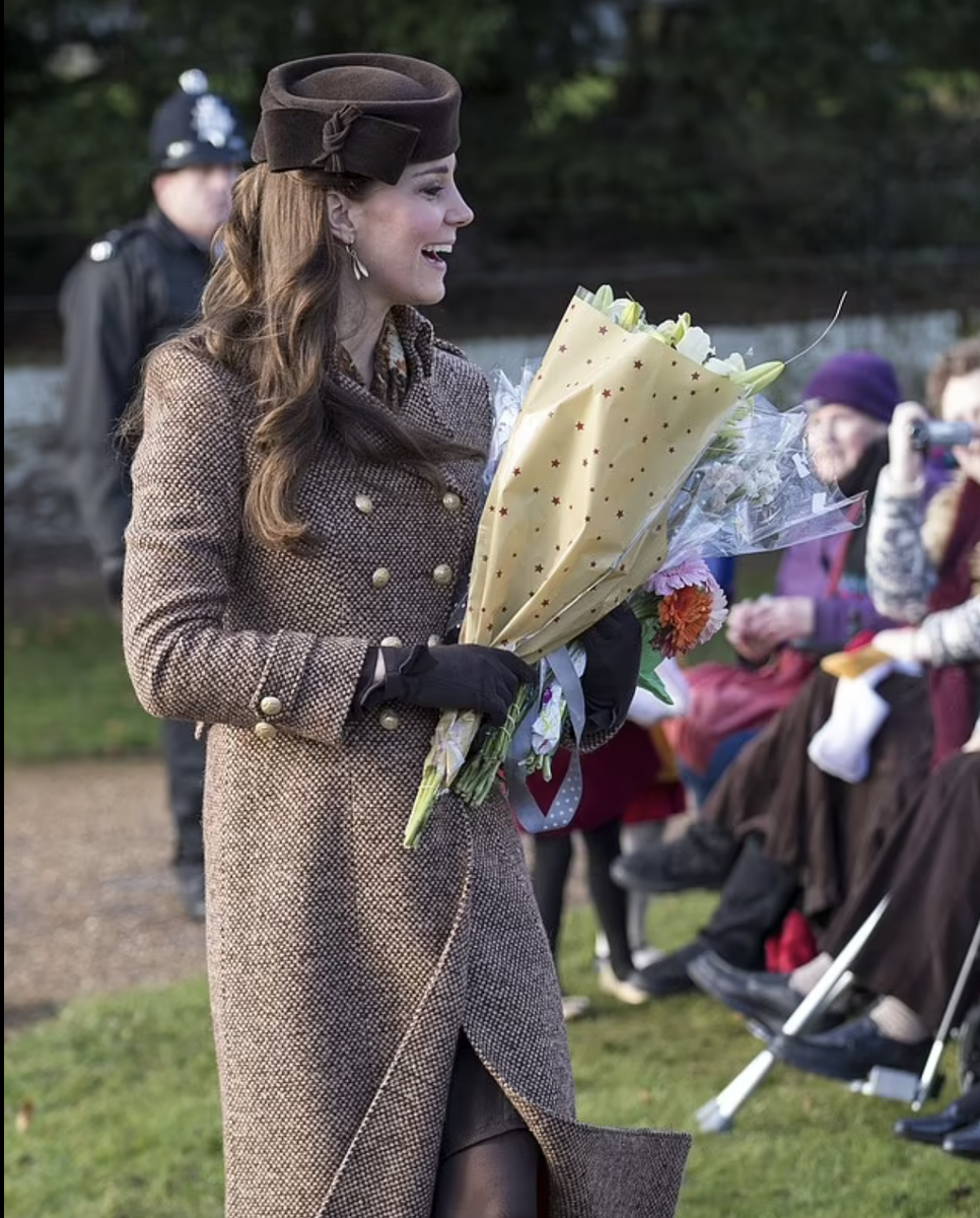  Яркий костюм, шляпка в тон и рука в перчатке – такой мы помним королеву Елизавету II.-60