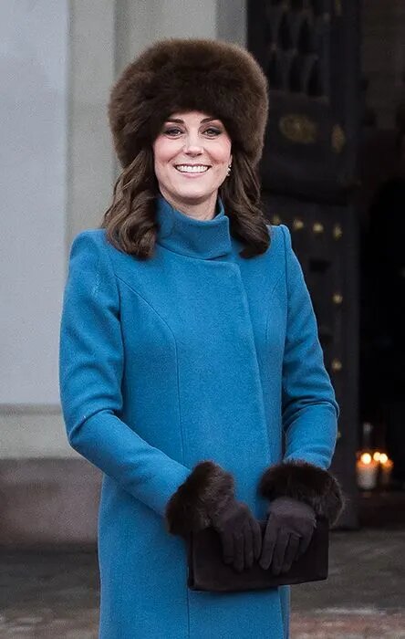  Яркий костюм, шляпка в тон и рука в перчатке – такой мы помним королеву Елизавету II.-62
