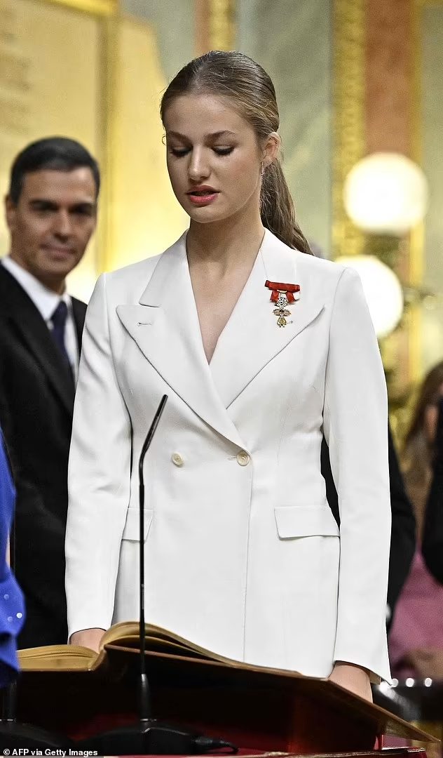 Сегодня день рождения принцессы Испании Леонор, ей исполнилось 18 лет. В этот день прошла очень важная церемония - принятие присяги на Конституции страны.