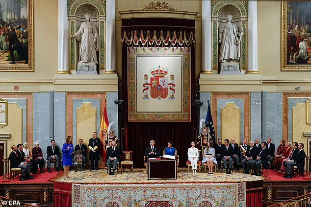 Сегодня день рождения принцессы Испании Леонор, ей исполнилось 18 лет. В этот день прошла очень важная церемония - принятие присяги на Конституции страны.-3