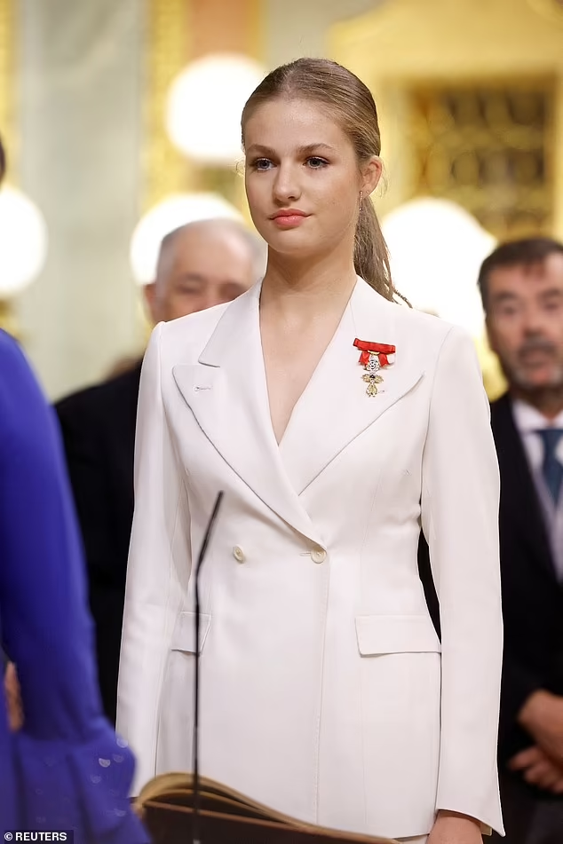 Сегодня день рождения принцессы Испании Леонор, ей исполнилось 18 лет. В этот день прошла очень важная церемония - принятие присяги на Конституции страны.-9