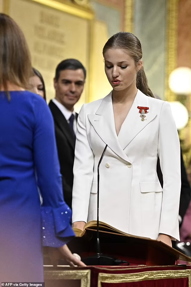 Сегодня день рождения принцессы Испании Леонор, ей исполнилось 18 лет. В этот день прошла очень важная церемония - принятие присяги на Конституции страны.-10