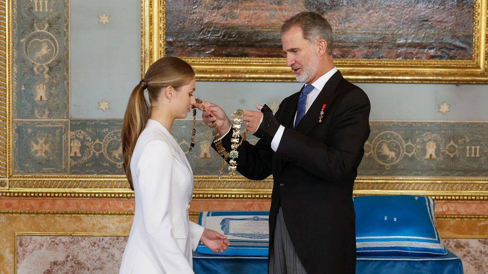 Сегодня день рождения принцессы Испании Леонор, ей исполнилось 18 лет. В этот день прошла очень важная церемония - принятие присяги на Конституции страны.-12