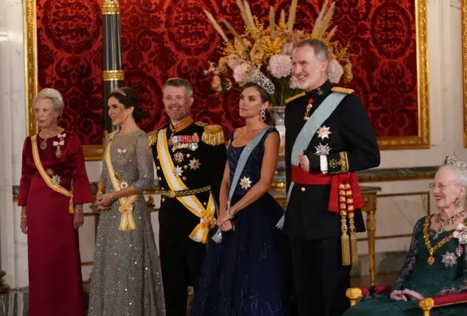Испанский король Филипп и королева Летиция побывали на званом ужине у датской королевской семьи во дворце Кристианборг.-17