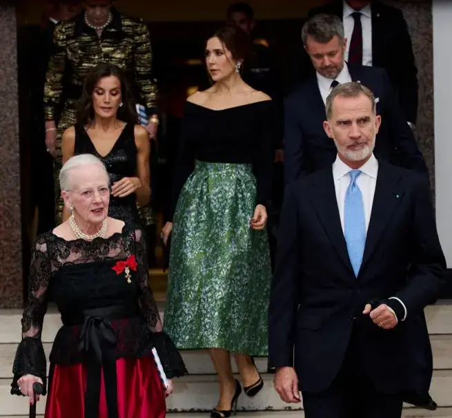 Очень интересная история происходит сейчас в Дании: во время государственного визита испанского короля и королевы появились фото наследного крон-принца Фредерика в компании с другой женщиной.-6