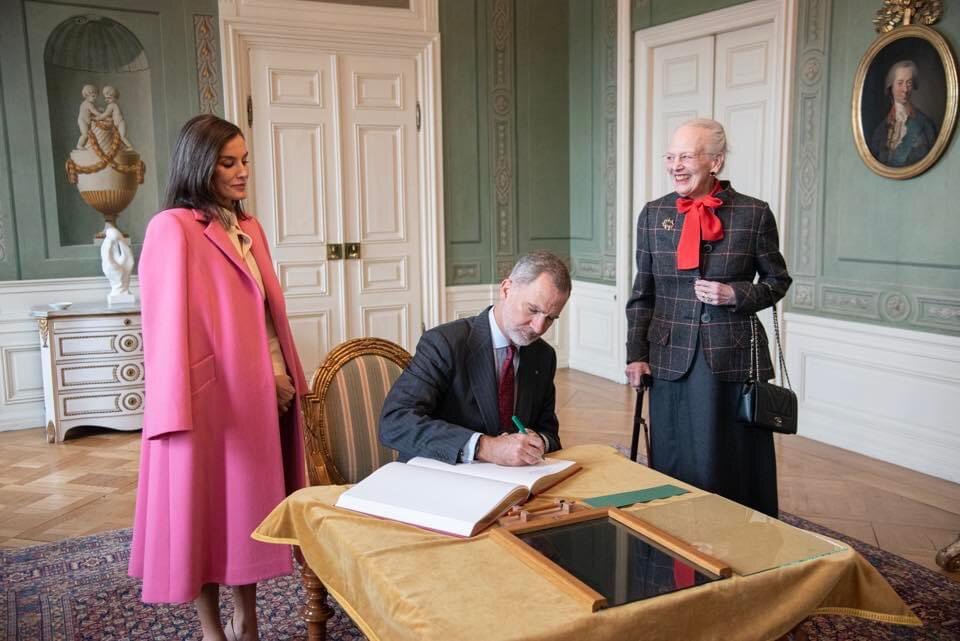 В последний день своего визита в Данию королевские особы  исполнили многовековую традицию, которой строго следует королева Маргарете II.-2