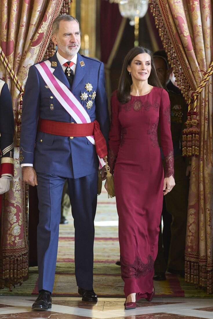 Совершенно неожиданное продолжение личных драм и раскрытия тайн теперь испанского дворца.   А казалось, эта история с откровениями мужа сестры в прошлом!-8  Совершенно неожиданное продолжение личных драм и раскрытия тайн теперь испанского дворца.   А казалось, эта история с откровениями мужа сестры в прошлом!-8