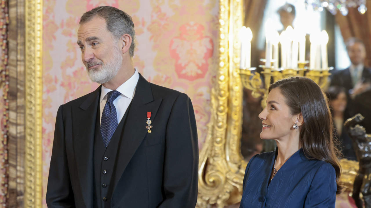Король Филипп и королева Летиция председательствовали на традиционном приеме дипломатического корпуса в Королевском дворце, торжественном приеме, на котором королеве пришлось столкнуться  с небольшой
