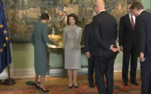 Король Филипп и королева Летиция председательствовали на традиционном приеме дипломатического корпуса в Королевском дворце, торжественном приеме, на котором королеве пришлось столкнуться  с небольшой-17