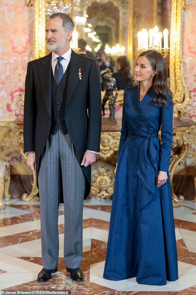 Король Филипп и королева Летиция председательствовали на традиционном приеме дипломатического корпуса в Королевском дворце, торжественном приеме, на котором королеве пришлось столкнуться  с небольшой-3